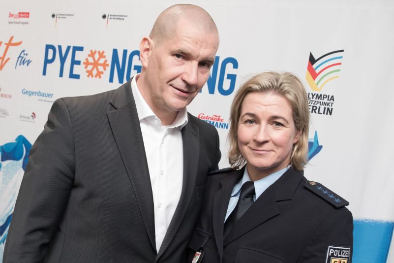 Claudia Pechstein (r), Eisschnellläuferin, und ihr Lebensgefährte Matthias Große bei einer Pressekonferenz.