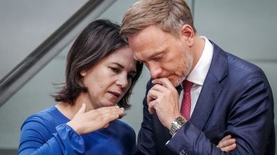 Finanzminister Christian Lindner (FDP) lauscht aufmerksam den Worten von Außenministerin Annalena Baerbock (Bündnis 90/Die Grünen).