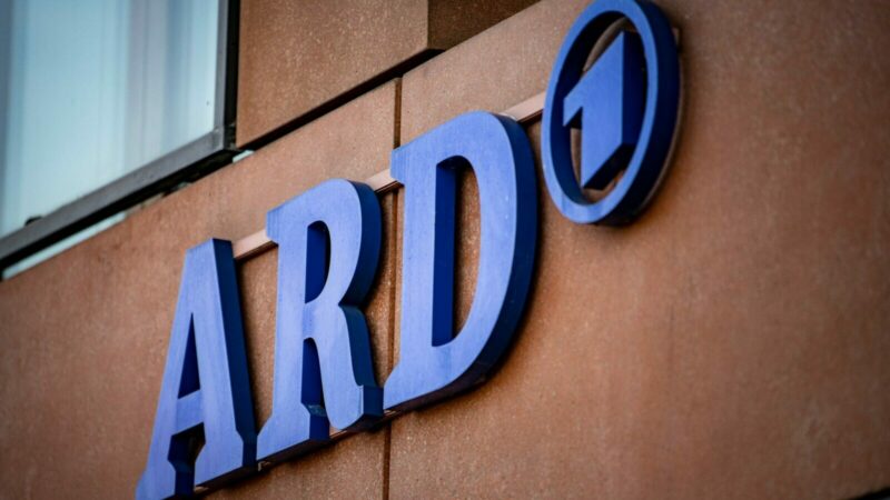 Das ARD-Logo an der Fassade des ARD-Hauptstadtstudios im Regierungsviertel.