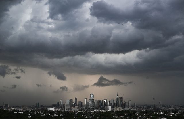 Während es im Nordosten Deutschlands noch ruhig ist, braut sich über Hessen bereits ein Unwetter zusammen. In Teilen des Landes sind sogar Tornados möglich.