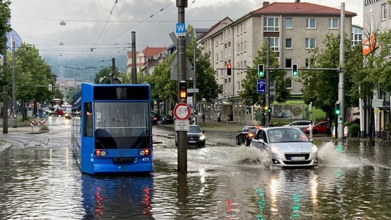 Wasser steht nach einem Unwetter auf der Wilhelmshöher Allee in Kassel.