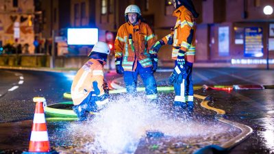 Deutschland: Überflutete Straßen und Gewitter sorgen für unruhige Nacht