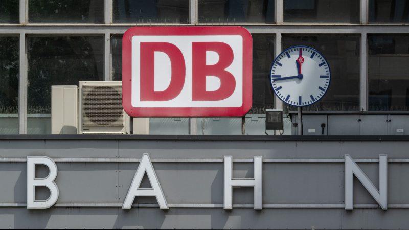Das Logo der Deutschen Bahn hängt über dem Eingang zum Münchner Hauptbahnhof.