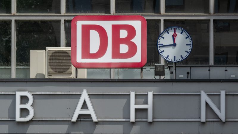 Das Logo der Deutschen Bahn hängt über dem Eingang zum Münchner Hauptbahnhof.