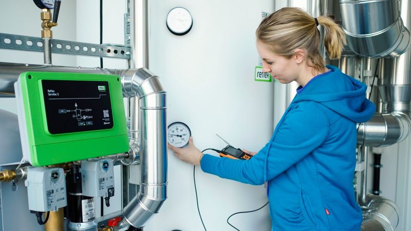 Antonella Menrath macht im Betrieb der Friedrich Morsch GmbH & Co KG eine Ausbildung zur Anlagenmechanikerin Sanitär-Heizung-Klima.