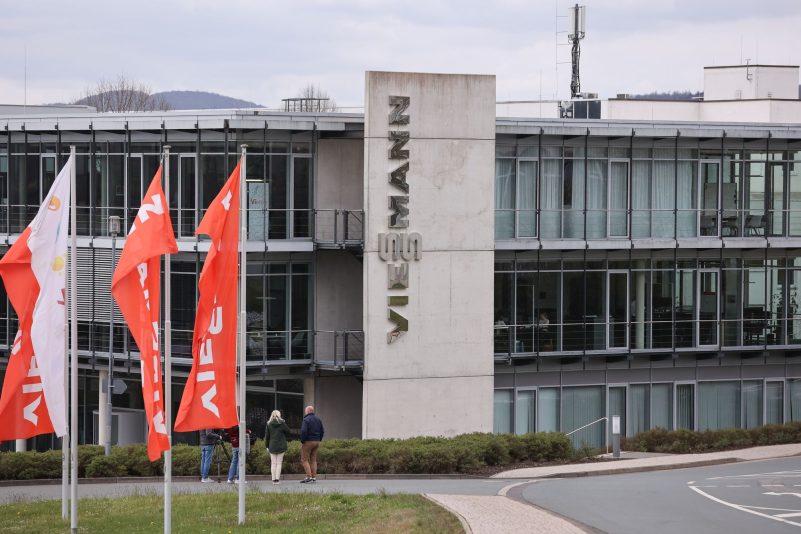 Der hessische Heizungsbauer Viessmann plant, seine Klimasparte einschließlich der lukrativen Wärmepumpen an den US-Konkurrenten Carrier Global zu verkaufen.