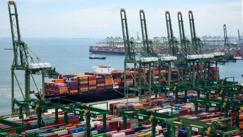 Container werden auf dem Gelände des Hafenbetreibers, der Port of Singapore Authority (PSA), im Hafen von Singapur verladen.