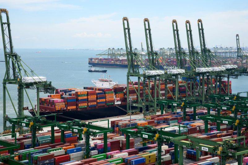 Container werden auf dem Gelände des Hafenbetreibers, der Port of Singapore Authority (PSA), im Hafen von Singapur verladen.