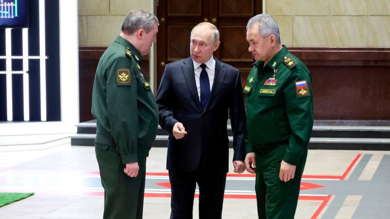 Wladimir Putin (M), Präsident von Russland, im Gespräch mit Waleri Gerassimow (l) Generalstabschef, und Sergej Schoigu, Verteidigungsminister von Russland, nach einem Treffen mit hochrangigen Militäroffizieren.
