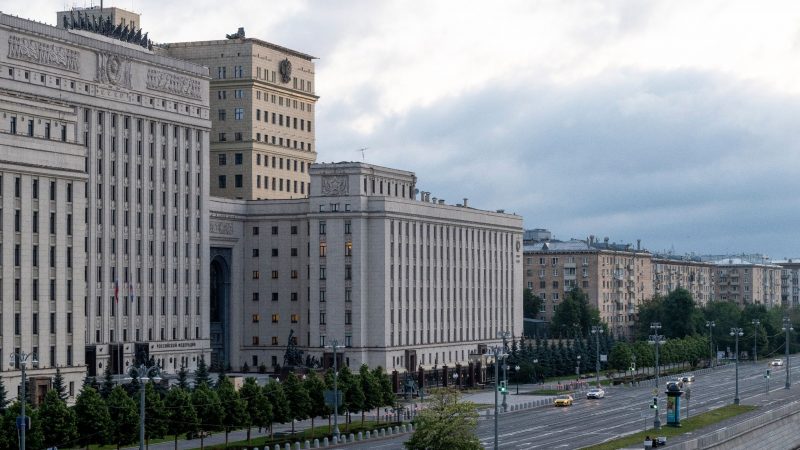 Ein Blick auf das Gebäude des russischen Verteidigungsministeriums mit Flugabwehrsystemen auf dem Dach in Moskau.