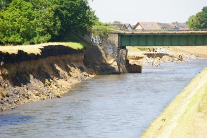Bahnbrücke über Emscher nach Unwetter abgesackt