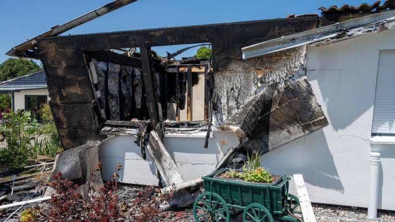 Das Haus wurde durch den Brand so stark beschädigt, dass Teile des Gebäudes eingestürzt sind.