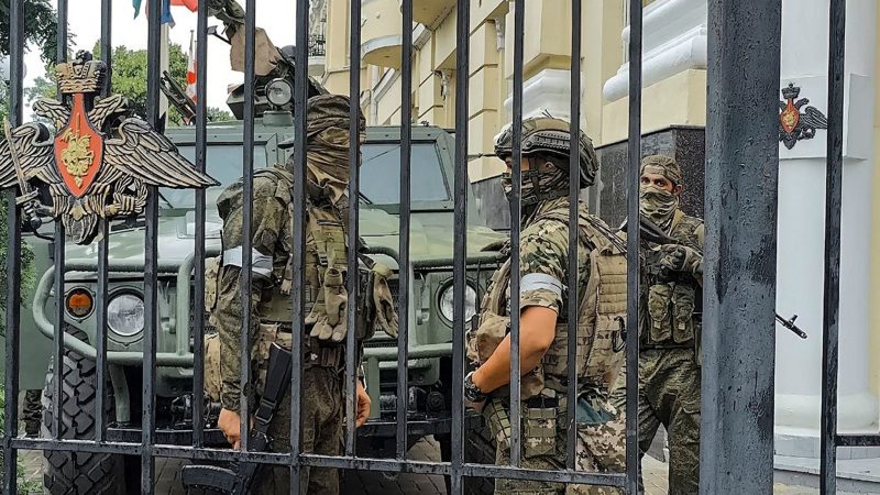 Kämpfer der Söldnergruppe Wagner bewachen einen Bereich im Hauptquartier des südlichen Militärbezirks in Rostow am Don.