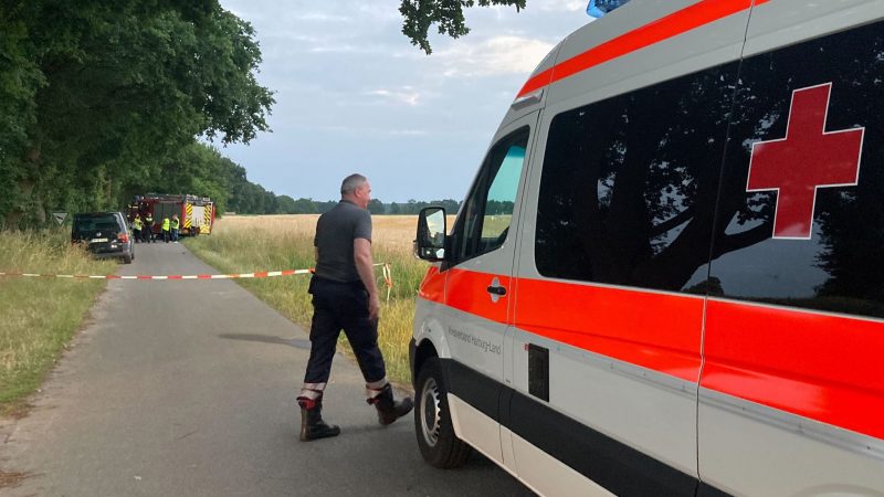 Bei einem Unfall während einer Ausflugsfahrt mit einem Bagger im Landkreis Harburg sind ein Kind und ein Erwachsener gestorben.