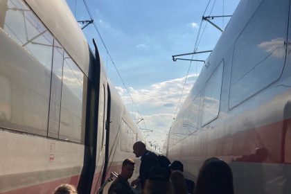 ICE mit 800 Fahrgästen bleibt auf Brücke liegen