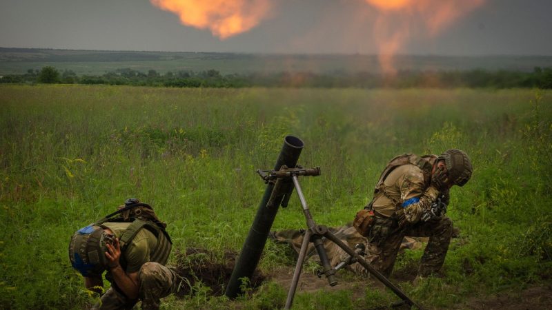 Damit sie sich verteidigen können, benötigen ukrainische Soldaten finanzielle Unterstützung bei der Lieferung von Waffen.