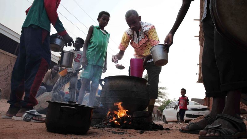 Menschen bereiten in einem Viertel von Khartum Essen zu. Im Sudan soll eine Waffenpause gelten.