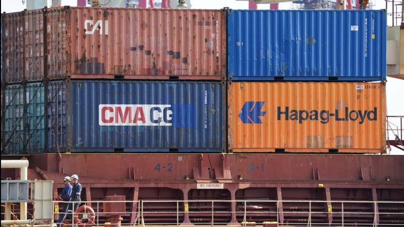 Container stehen gestapelt auf einem Containerschiff im Hamburger Hafen: Die EU-Staaten haben grünes Licht für die Unterzeichnung eines Freihandelsabkommen mit Neuseeland gegeben.