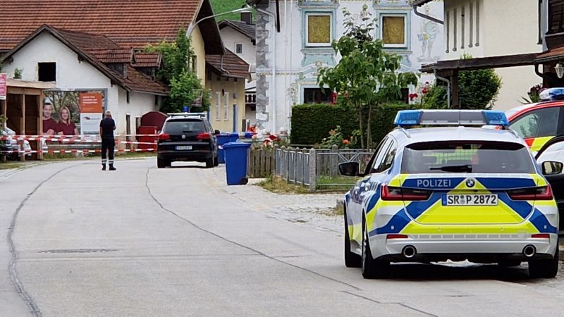 Einsatzkräfte der Polizei im niederbayerischen Ortenburg .Dort sind nach einem mutmaßlichen Ammoniak-Austritt sieben Menschen verletzt worden.