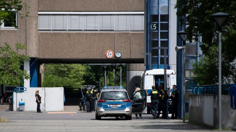 Polizei steht nach mehreren Notrufen vor der Carl-von-Ossietzky-Schule in Berlin Kreuzberg.
