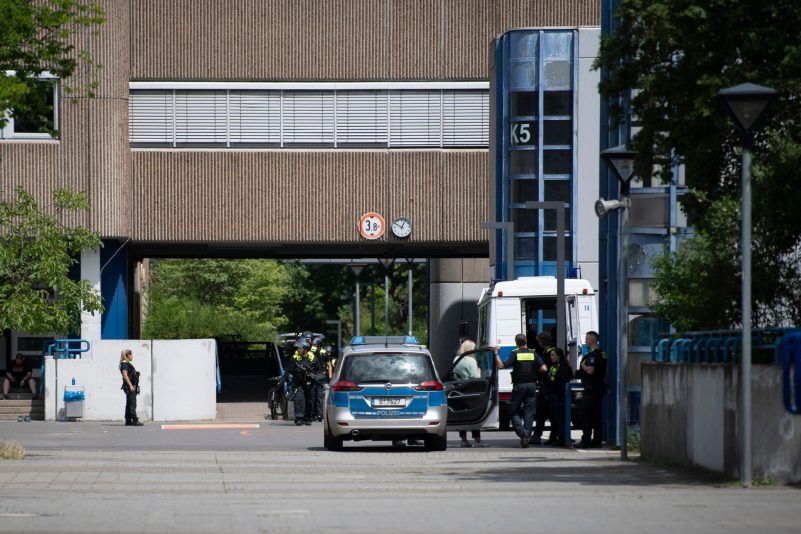 Polizei steht nach mehreren Notrufen vor der Carl-von-Ossietzky-Schule in Berlin Kreuzberg.