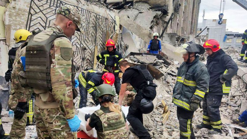 Rettungskräfte sind in den Trümmern eines Restaurants im ukrainischen Kramatorsk im Einsatz.
