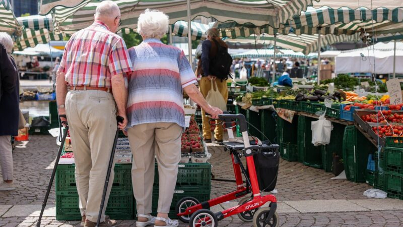 Gut abgesichert im Alter: Dafür sollte es aus Sicht der genossenschaftlichen Versicherungsgruppe R+V eine staatlich geförderte private Altersvorsorge geben.