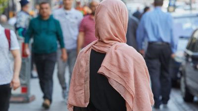 Eine Muslimin unterwegs in Hamburg: Die Mitglieder wollen auch Empfehlungen für den Kampf gegen Muslimfeindlichkeit geben.