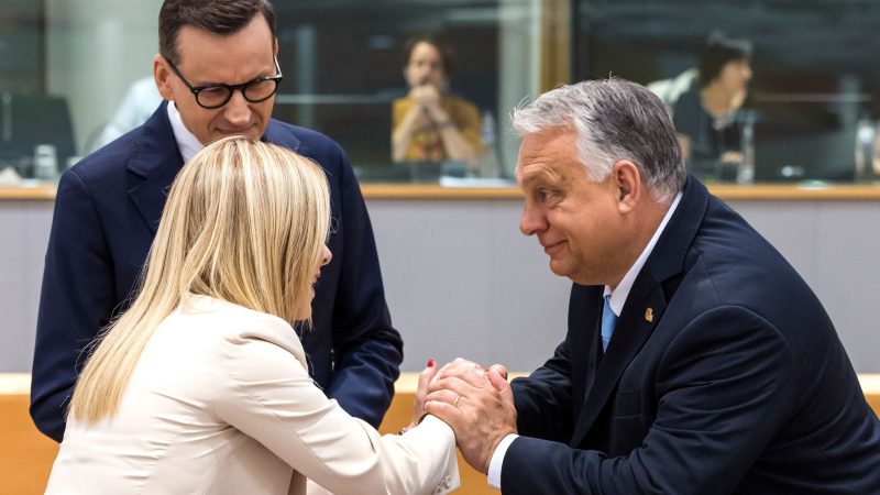 Viktor Orban (r), Ministerpräsident von Ungarn, spricht mit Giorgia Meloni (l), Ministerpräsidentin von Italien, und Mateusz Morawiecki (hinten), Ministerpräsiden von Polen, während des EU-Gipfels.