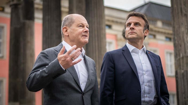 Bundeskanzler Olaf Scholz (l.), der sonst für Emmanuel Macron der wichtigste Gesprächspartner in Berlin ist, hat diesmal nur eine Nebenrolle.