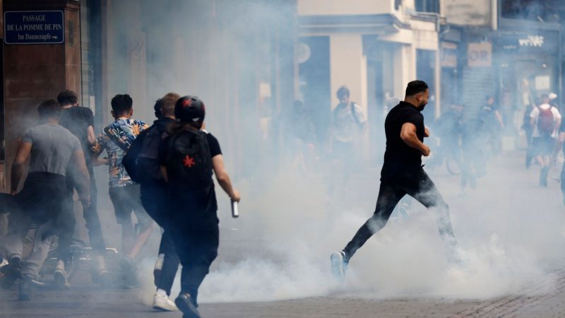 Demonstranten rennen während eines Protests in Straßburg davon. Drei Tage nach dem tödlichen Schuss eines Polizisten auf einen Jugendlichen bei einer Verkehrskontrolle bei Paris ist es erneut zu Krawallen in Frankreich gekommen.