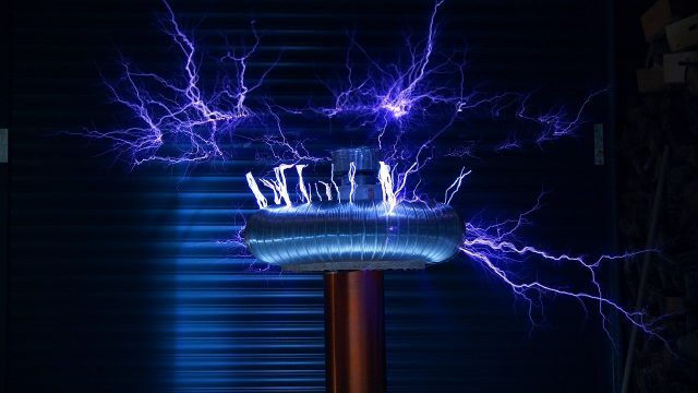 In der Langzeitbelichtung werden die Blitze der elektrischen Entladung einer Teslaspule sichtbar.