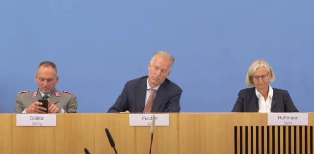 Von links: BMV-Sprecher Oberst Arne Collatz, Außenministeriumssprecher Sebastian Fischer und Regierungssprecherin Christiane Hoffmann: Wenig Konkretes bei der Frage, ob die Bundesregierung bereits aktiv gegen die US-Regierung interveniert hat.