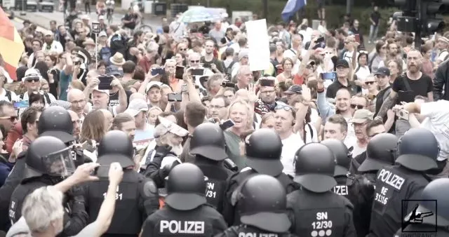 Während der Coronajahre standen sich häufig Maßnahmenkritiker und Polizei gegenüber. Das Standbild stammt aus Kai Stuhts Dokumentarfilm „Können 100 Ärzte lügen?“