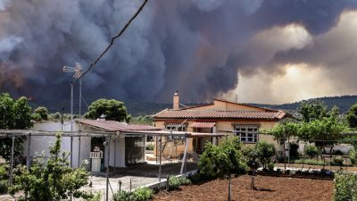 Brände nahe Athen weiterhin nicht unter Kontrolle