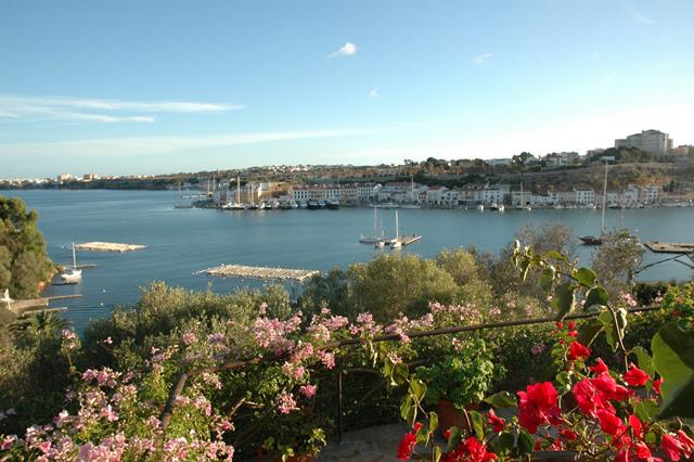 Die Hafeneinfahrt von Menorcas Hauptstadt Mahon. Foto Corinna Seidat