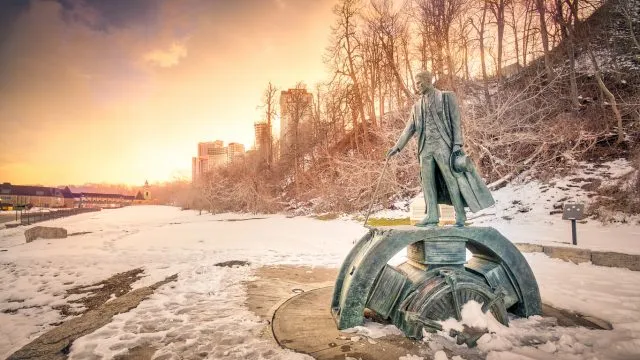 Nikola Tesla entwarf das erste Wasserkraftwerk in Niagara Falls, New York, das 1895 mit der Stromerzeugung begann. Dies war der Beginn der Elektrifizierung der Vereinigten Staaten und des Rests der Welt.