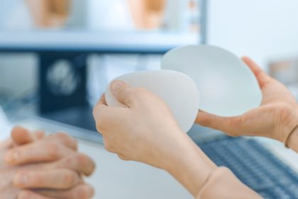Komplexe Symptomatik, keine Diagnose: Krank durch Brustimplantate?