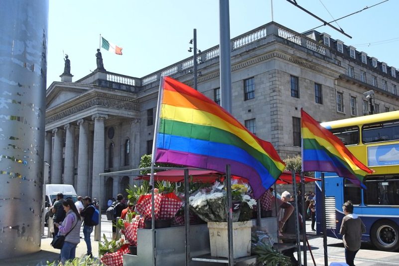Empfehlung für Irlands öffentlichen Dienst: Tragen Sie Regenbogenfarben! Immer