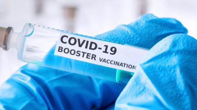 Kritische Stimmen: Ärzte zweifeln an der Wirksamkeit der COVID-19-Booster.