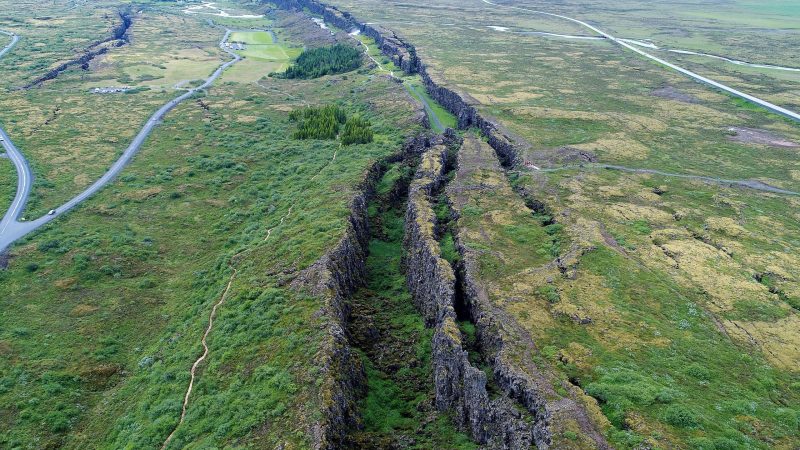 Der Grabenbruch im Nationalpark Tingvellir markiert den Mittelantlantischen Rücken auf Island und ist ein eindrückliches Zeichen der Plattentektonik der Erde.