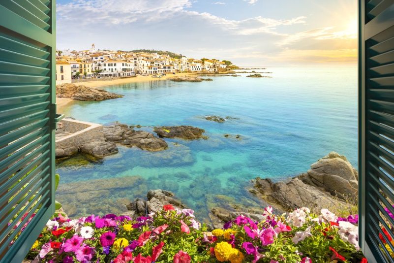 Sonnenuntergang am Mittelmeer. Calella de Palafrugell, an der Küste der Costa Brava (Spanien)
