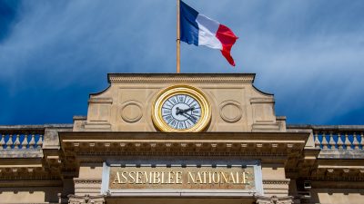 Frankreichs Justizminister verteidigt Gesetz zur Fernüberwachung: „Kein Totalitarismus wie Orwells 1984“