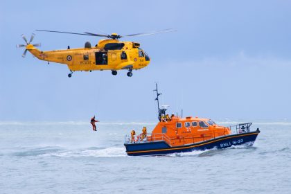 UPDATE: Brennender Auto-Frachter in der Nordsee – Ein Todesopfer, 25 E-Autos