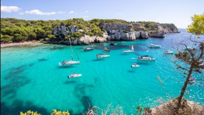 Menorca – geschützte Natur, alte Traditionen und viel Kunst