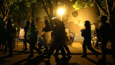 Frankreich: Weitere schwere Krawallen und Hunderten Festnahmen – Teenager wird beerdigt