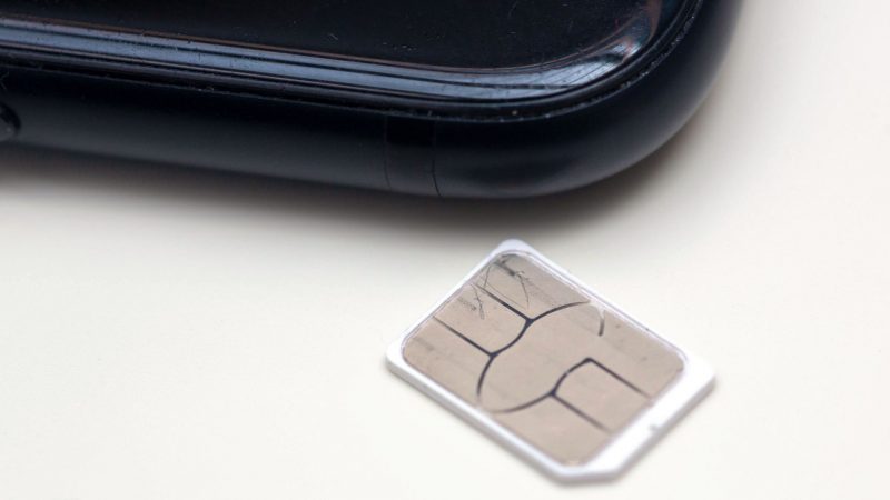 Die klassische SIM-Karte verschwindet aus den ersten Mobiltelefonen - es gibt nun eine digitale Version namens eSIM.