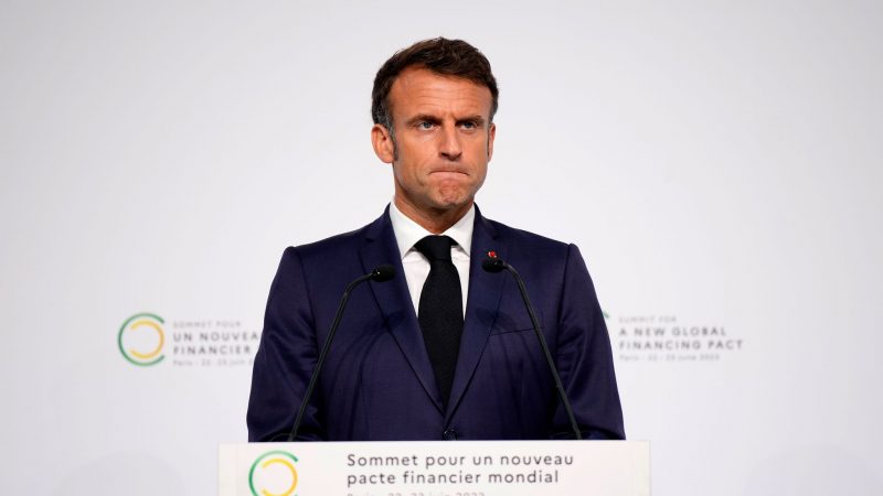 Emmanuel Macron verschiebt wegen der Krawallen in Frankreich den geplanten Staatsbesuch in Deutschland.