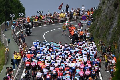 Adam Yates gewinnt Tour-Auftakt vor seinem Zwillingsbruder