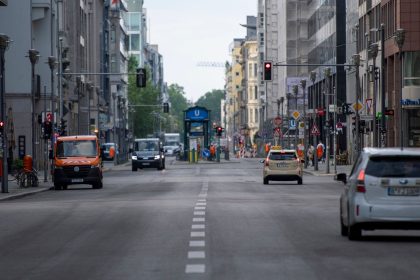 Autos zurück in der Friedrichstraße in Berlin